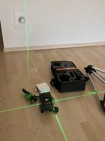 Hilda 3D Laser-Nivelliergerät mit Stativ und Zubehör
