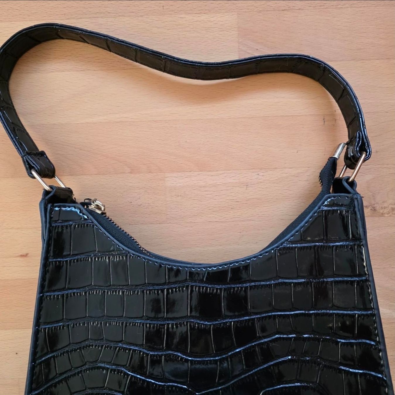 Borse da donna: Croc Shoulder Bag – Usato da Hombrechtikon venduto da moonwaterqueen