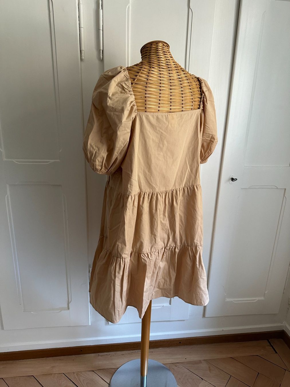 H&M Kleider: Kleid beige mit Puffärmel - M – Gebraucht aus Zürich von Diazaio 2