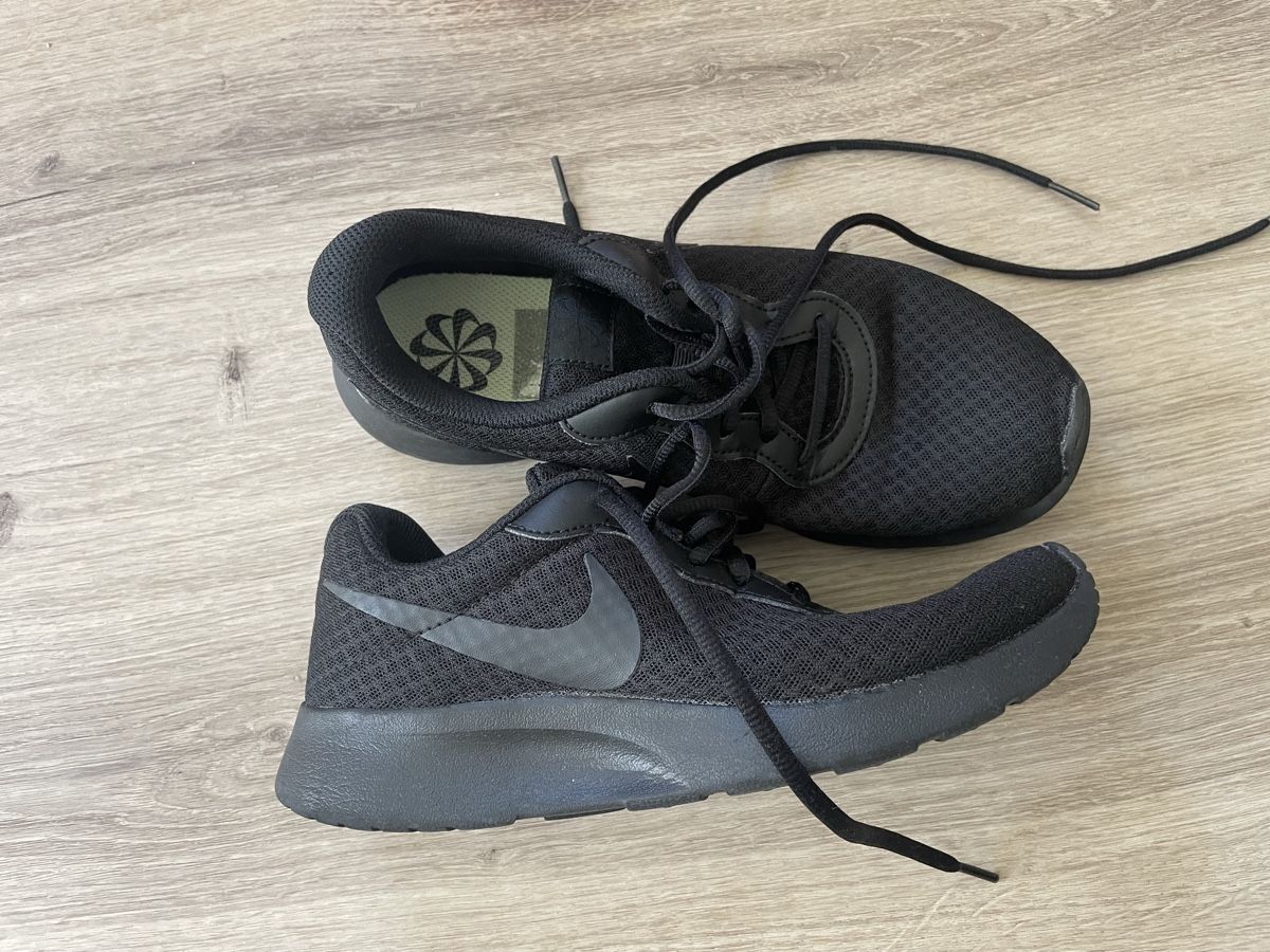 Nike Scarpe da donna: Schwarze Nike Freizeitschuhe Grösse 38.5  – Usato da Winterthur venduto da Fabelhaft123