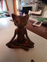 Porzellanfigur Katze Meditiert in Kupferfarbe