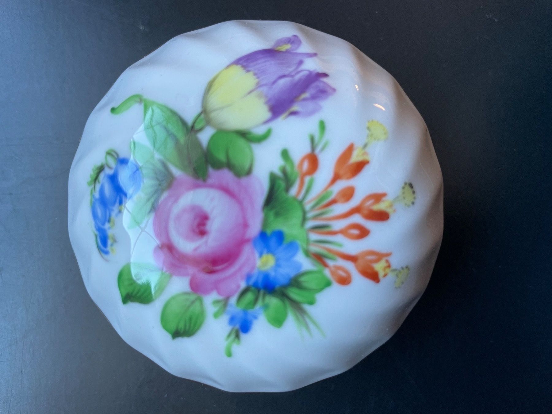 Herend Zuckerdosen: Herend Porzellan Dose mit bunter Blumen – Gebraucht aus siebnen von minte 2
