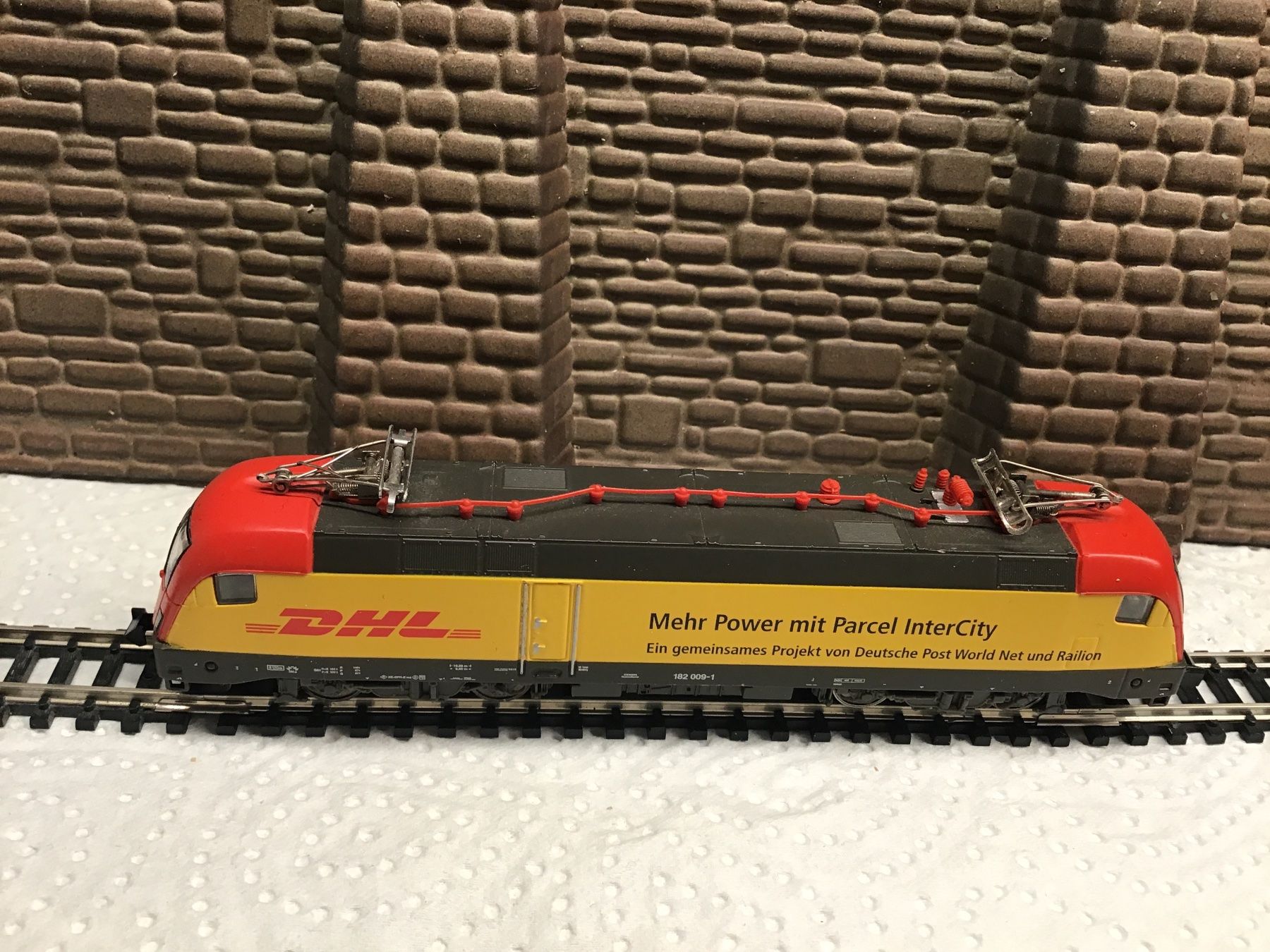 Trix Modellini di ferrovie: Minitrix N DHL Intercity Lok 182 009-1 – Usato da Männedorf venduto da Modelle-aller-Art 1