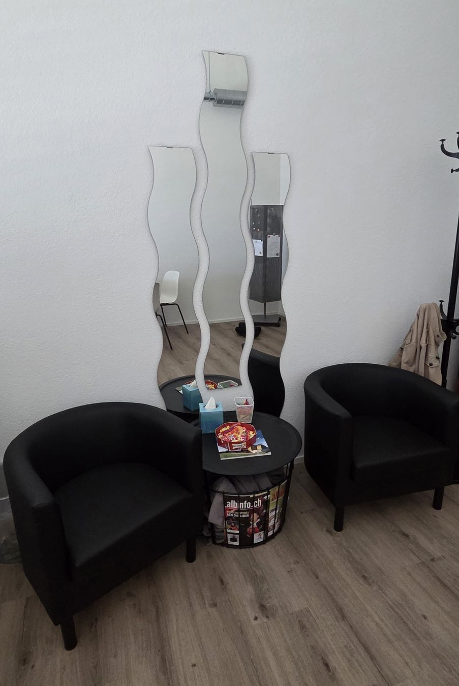 Poltrone: 2 Cocktailsessel mit Drahtkorbtisch – Usato da Schlieren venduto da serious100 1