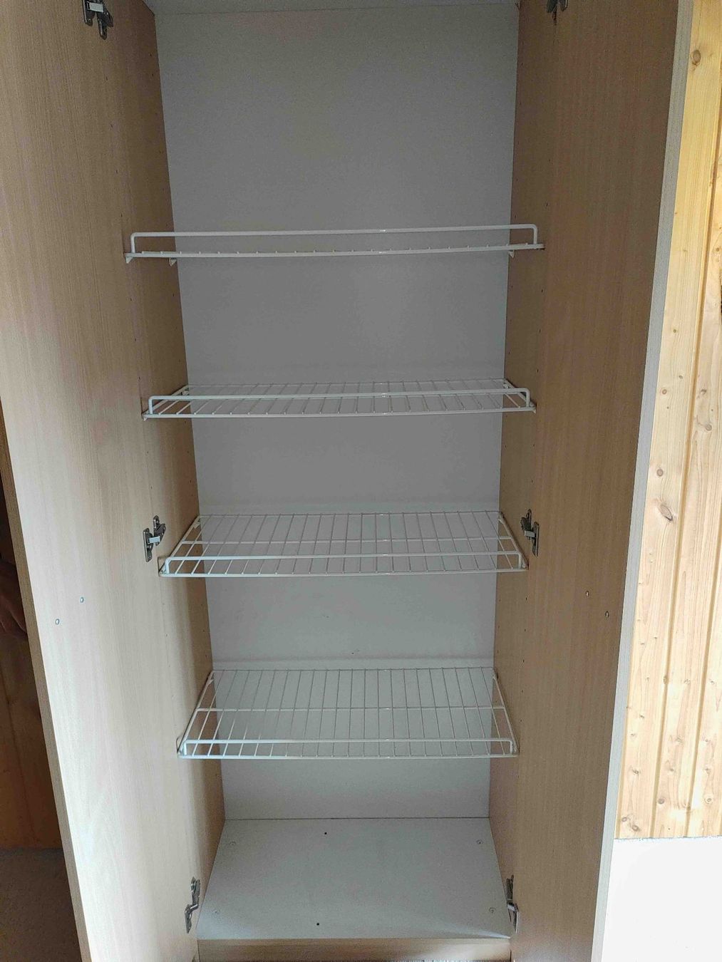 Armoires: Kleiderschrank – D'occasion à Niederscherli par mudhoneygelb 1