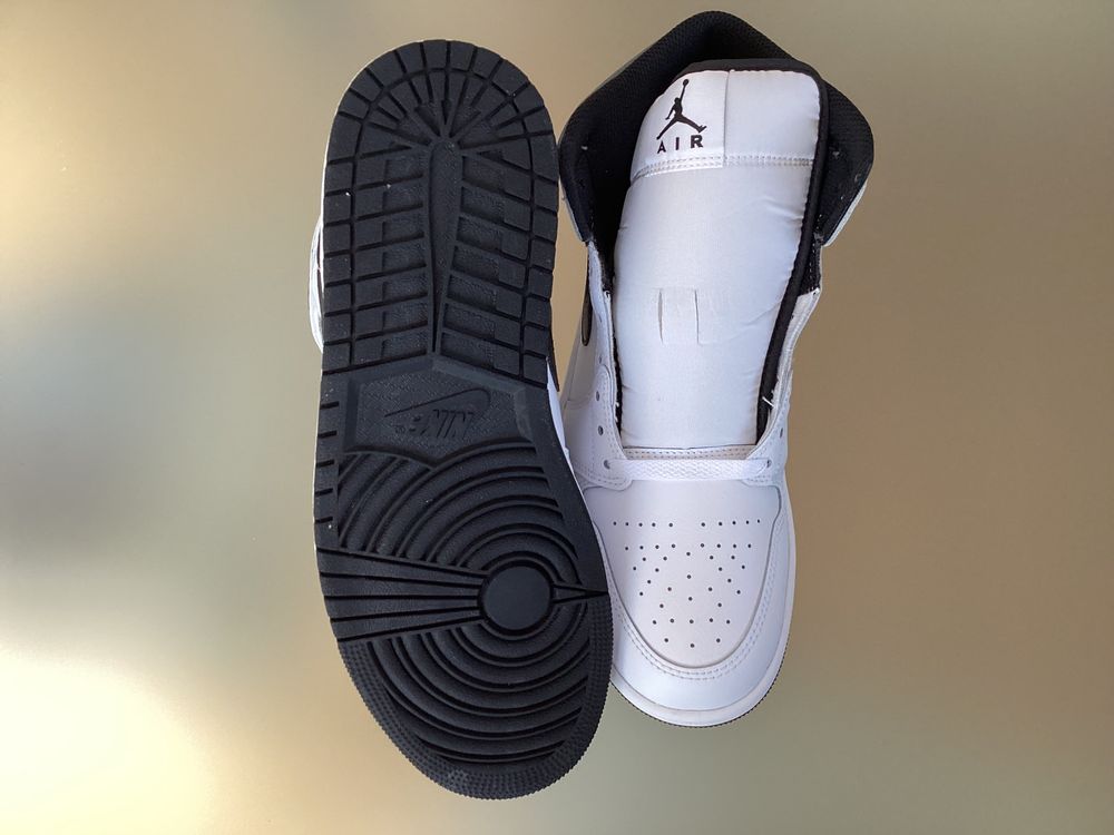Jordan Chaussures hommes: Nike Air Jordan 1 Mid Schuhe weiss/schwarz Gr. 42.5 – Neuf avec emballage d'origine à Sargans par Broder2 2