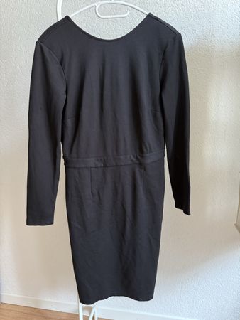 Robe dos-nu noir avec épaulettes H&M, t.44