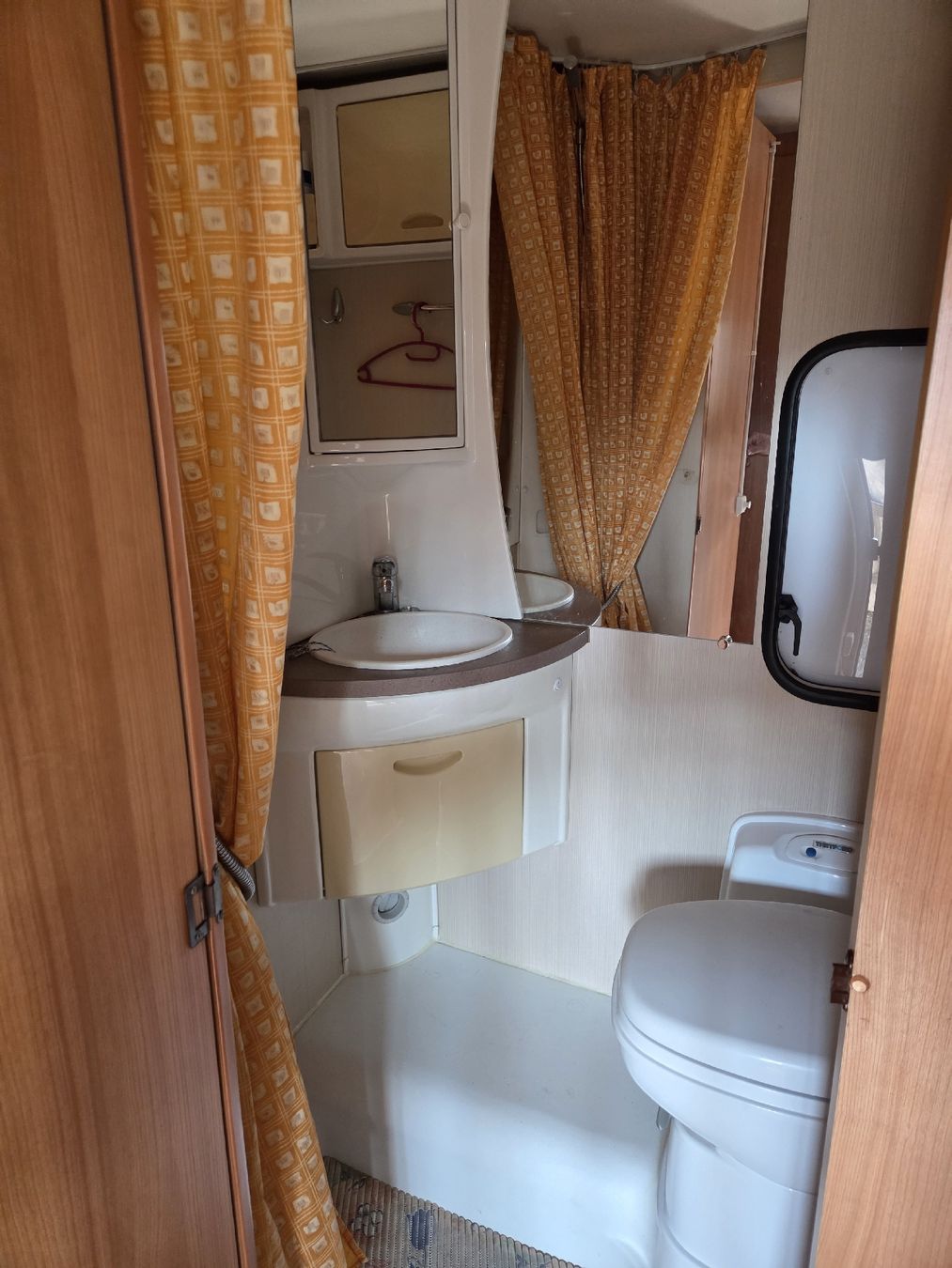 Mobilhome: Ford Challenger Trigano – Usato da Arogno venduto da Skizzo 4