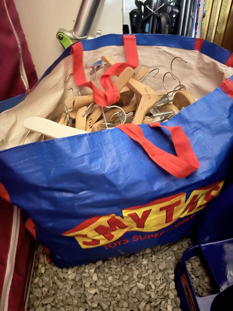 Kleiderbügel: Holzkleiderbügel Kinder – Gebraucht aus Flims Dorf von chauy 2