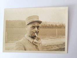 Historische Fotografie Mann mit Uniform und Zigarette RA