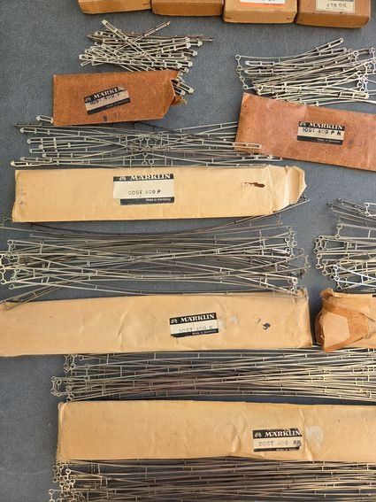 Märklin Modelleisenbahnen: MÄRKLIN 409 Masten und Oberleitungen Spur H0 – Gebraucht aus Schenkon von Blech 3