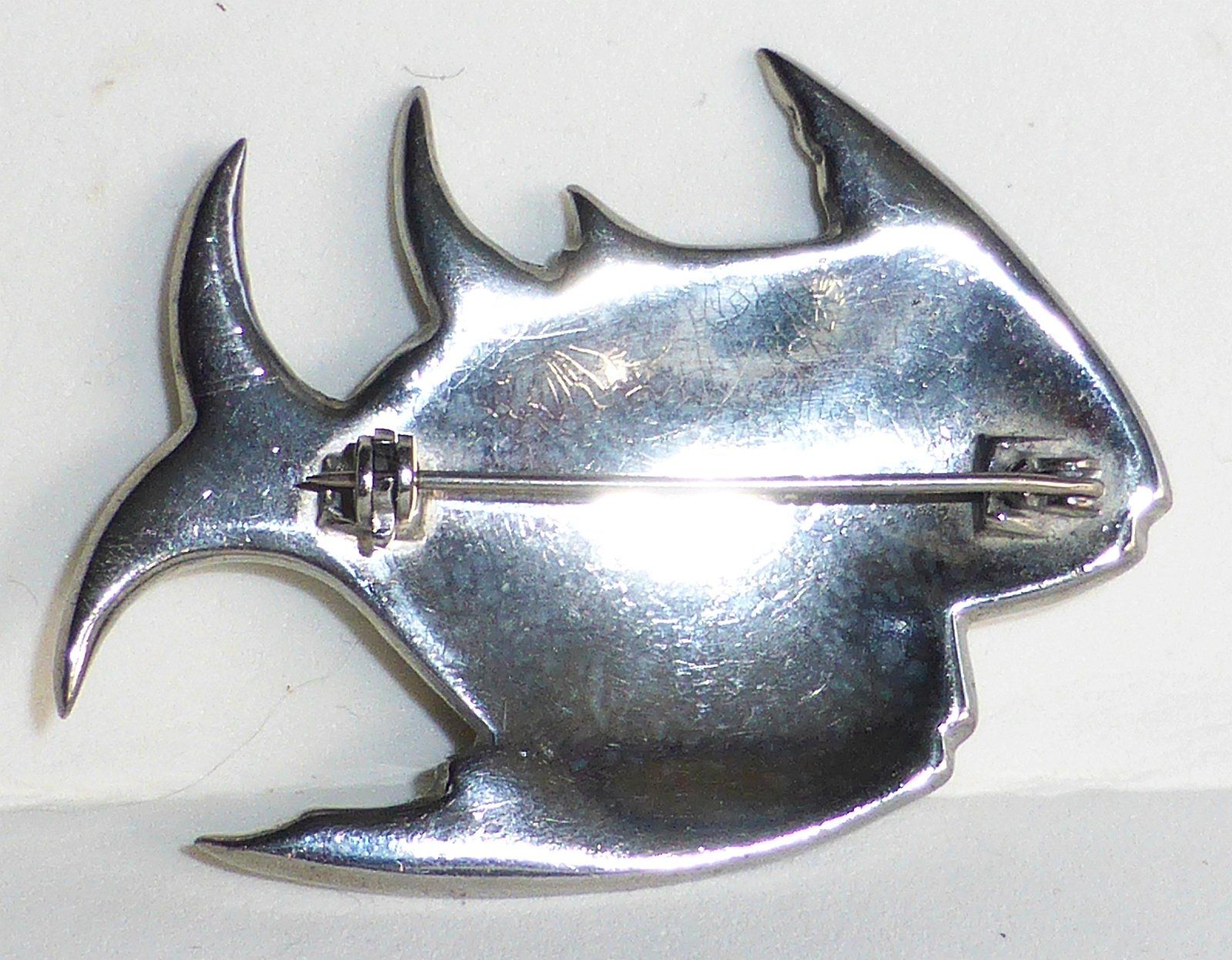 Spille & Fermagli: Hübsche Art Deco Strass-Brosche mit zwei Fischen – Usato da Sonceboz-Sombeval venduto da Artdecolove 3