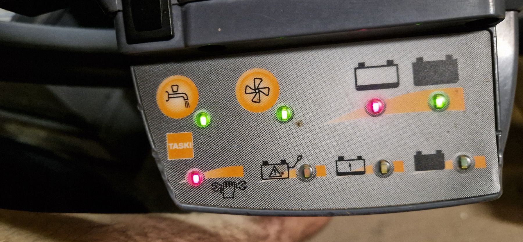 Tutte le macchine: TASKI Swingo 450B Scheuersaugmaschine mit Batterien – Difettoso da Niederlenz venduto da scotti2000 4