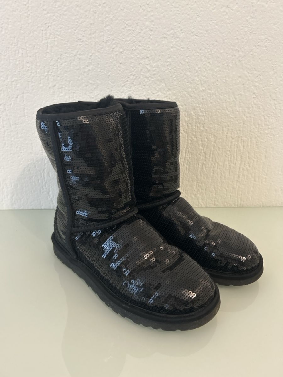 Ugg Scarpe da donna: UGG Stiefel mit Pailletten schwarz – Nuovo (secondo la descrizione) da Ennetbaden venduto da Elacsap