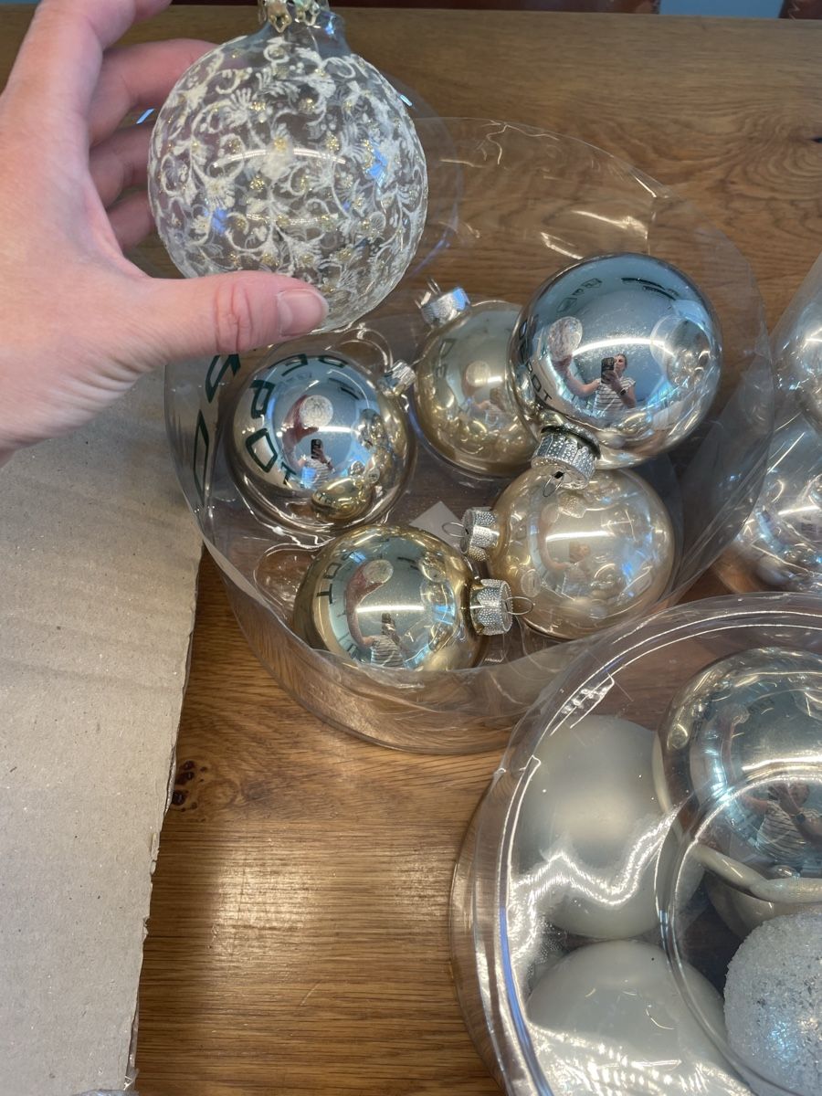 Alle Dekorationen: Weihnachtskugeln weiss, grau, Silber, Gold – Gebraucht aus Niederbüren von poschti 3