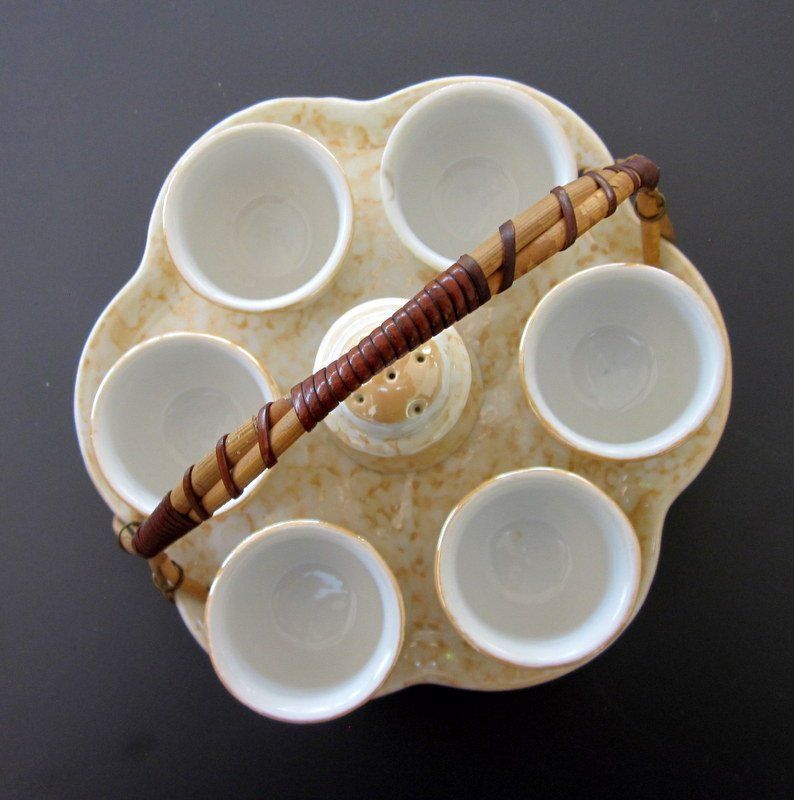 Geschirrsets: Mid Century Keramik-Set, Eierbecher, Salzstreuer, Tablett – Gebraucht aus Bischofszell von raika 1
