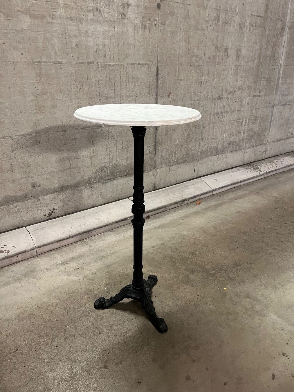 Tavoli: Marmor-Stehtisch Marble bar table – Usato da Schwyz venduto da STANSFI