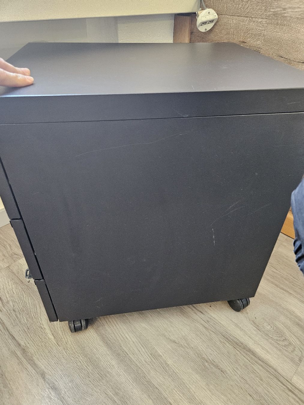 Banconi: Schwarzer Rollcontainer mit 3 Schubladen, abschliessbar – Usato da Zug venduto da kashtos 2
