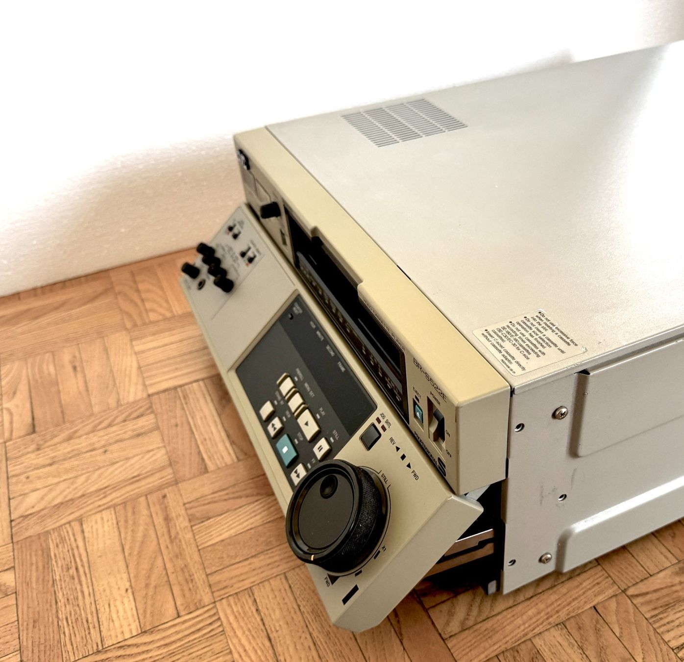 JVC Registratori: JVC BR-S522E Professional S-VHS Editing Video Player for rep – Usato da Zürich venduto da Tapehead 4