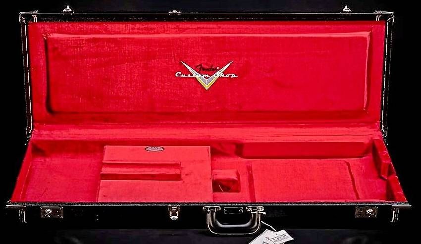 Fender Strumenti musicali: Fender Custom Shop Koffer Schwarz / Rot NEU – Usato da Basel venduto da x-hobby 3