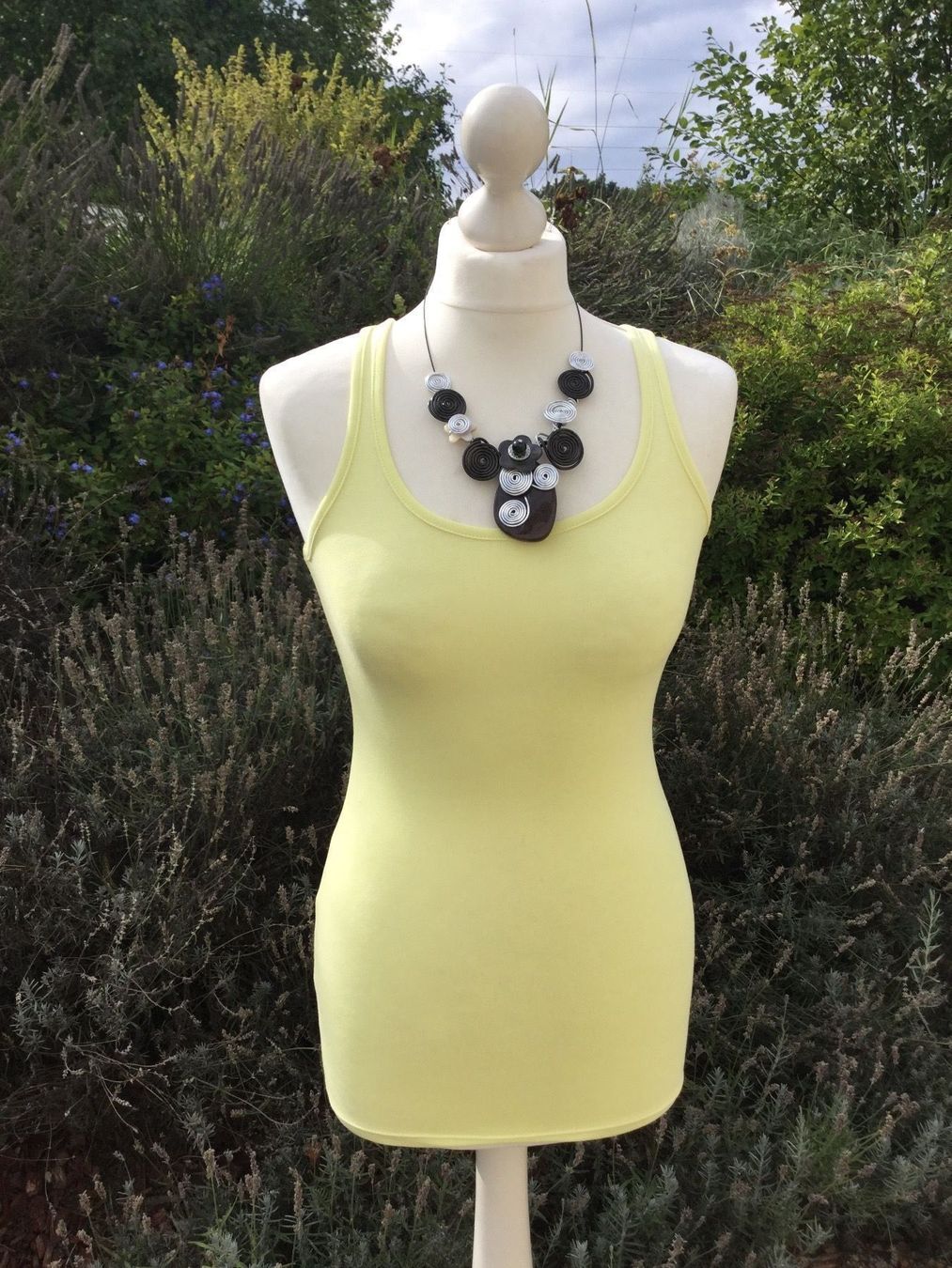 Yes Or No Top: Top jaune marque YESorNO new – Nuovo e nell'imballaggio originale da Agiez venduto da chouchanelle