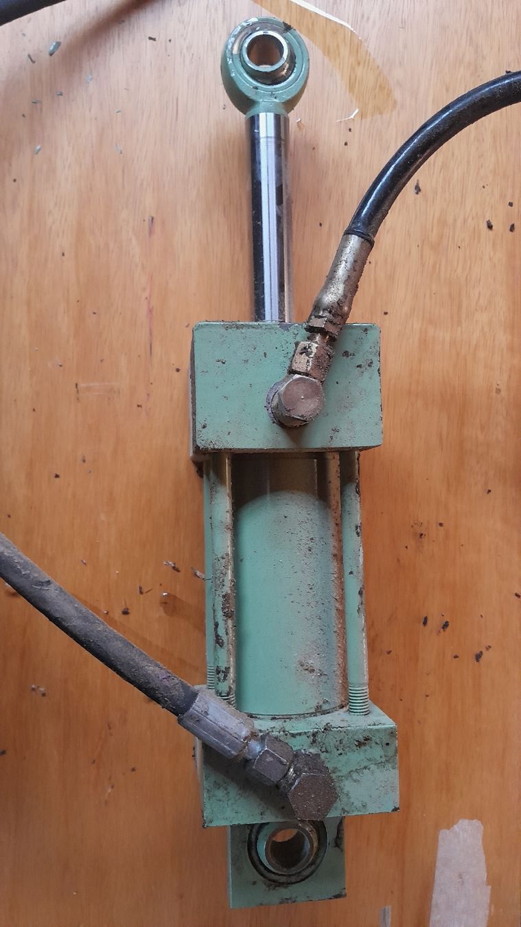 Autres produits électroniques: Hydraulikzylinder gebraucht. – D'occasion à Sörenberg par Chrischte.F