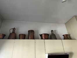 Kupferkrüge und Töpfe 