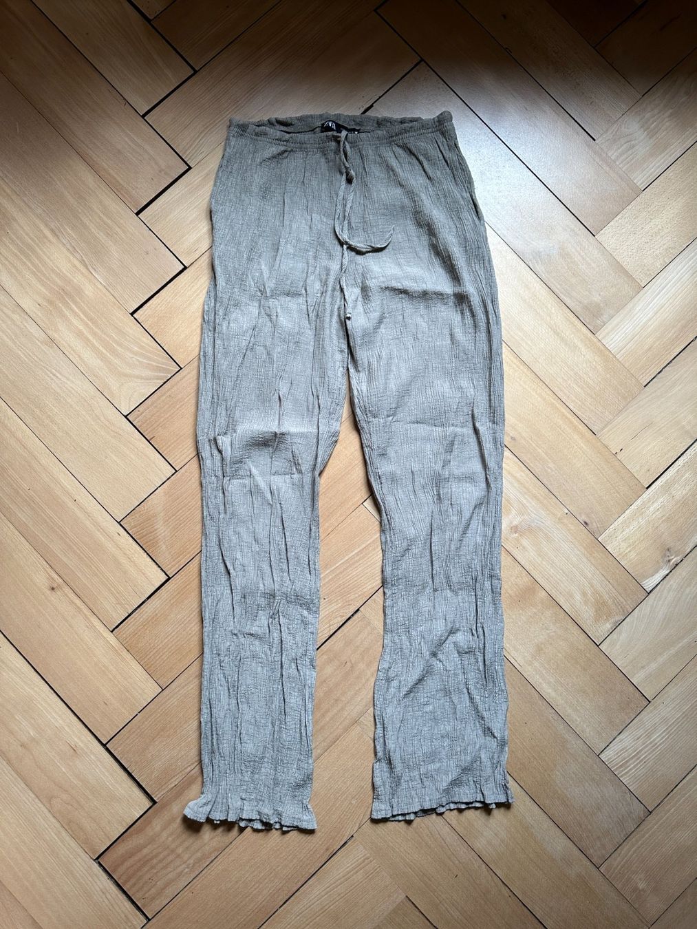 Zara Pantaloni: ZARA - Plisseehose taupe M – Usato da Zürich venduto da Diazaio