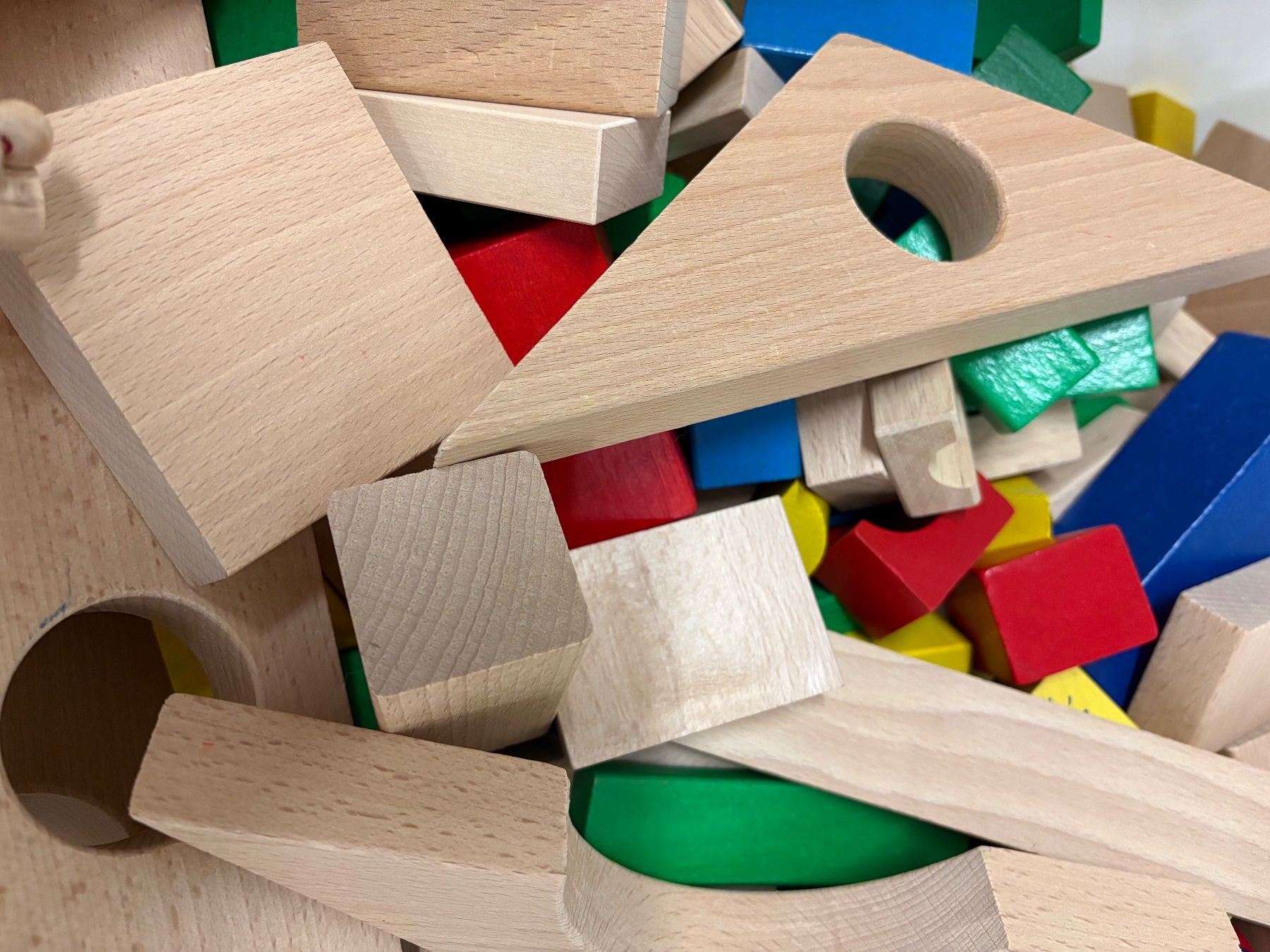 Spielzeuge: Kiste mit Holzbauklötzen – Gebraucht aus Neuenkirch von Gluecks.Kauf 1