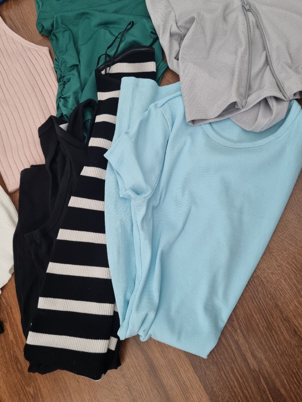 Lots de vêtements: Kleiderpacket S  – D'occasion à winterthur par Laurastar01 2