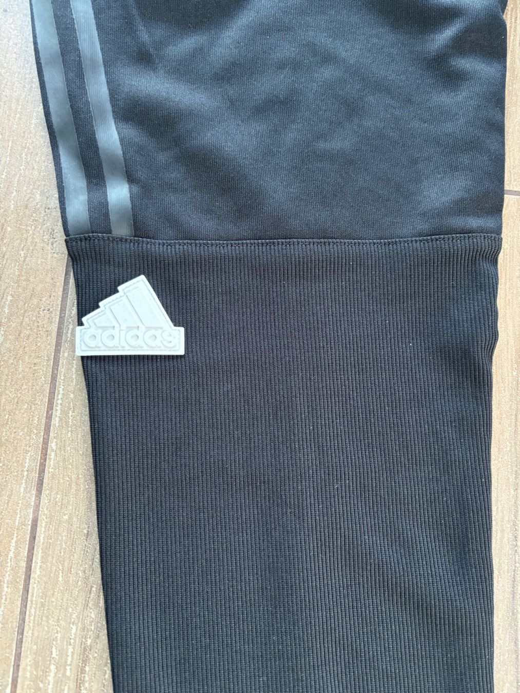 Adidas Pantaloni: L_adidas_NEU_LP 85 sfr – Nuovo e nell'imballaggio originale da Versegeres venduto da kista 4