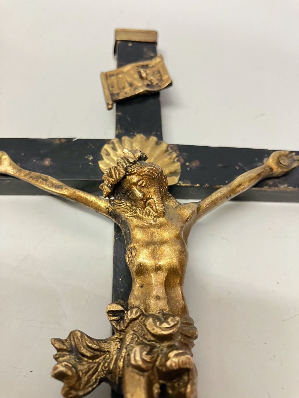 Statuette: Antikes Standkreuz Kruzifix. – Usato da Horw venduto da luzernicus 3