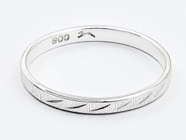 Silberring mit diagonal graviertem Linienmuster