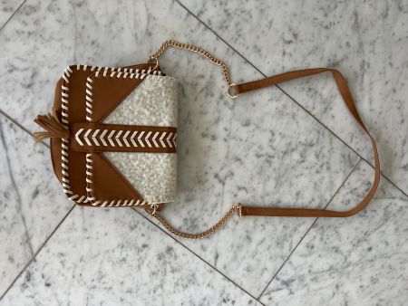 Umhänge Tasche in beige mit weissem Fell