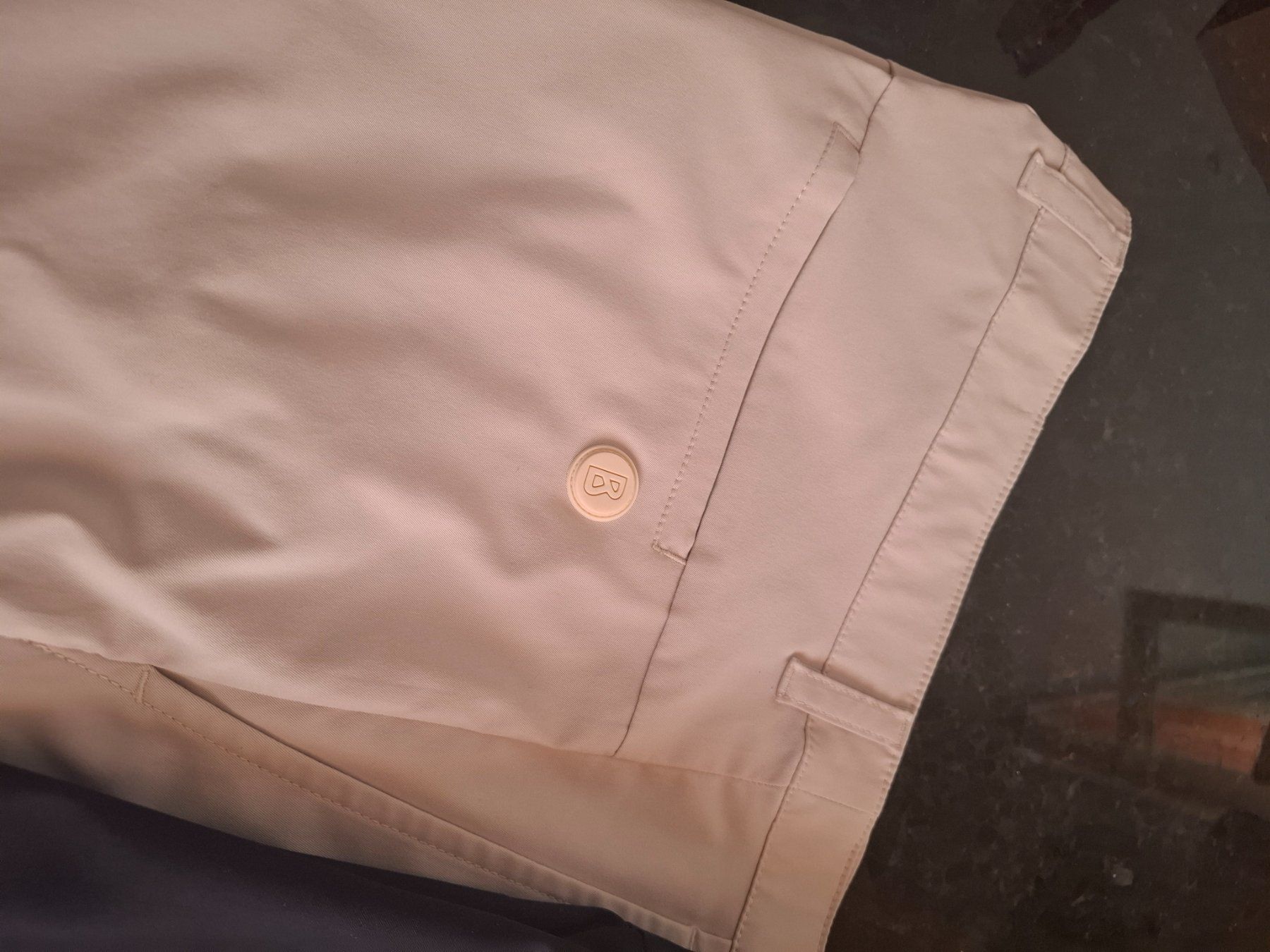 Bogner Pantaloni: Bogner Golfshorts beige und dunkelblau – Usato da Freienstein venduto da Flyfish3 1