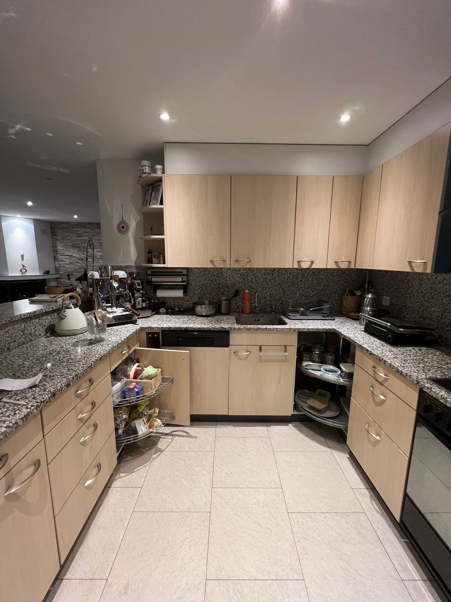 Cucine complete: Top Einbauküche mit Geräten, U-Form, Holzfronten, Granit – Usato da Elsau venduto da yad_7chf 5