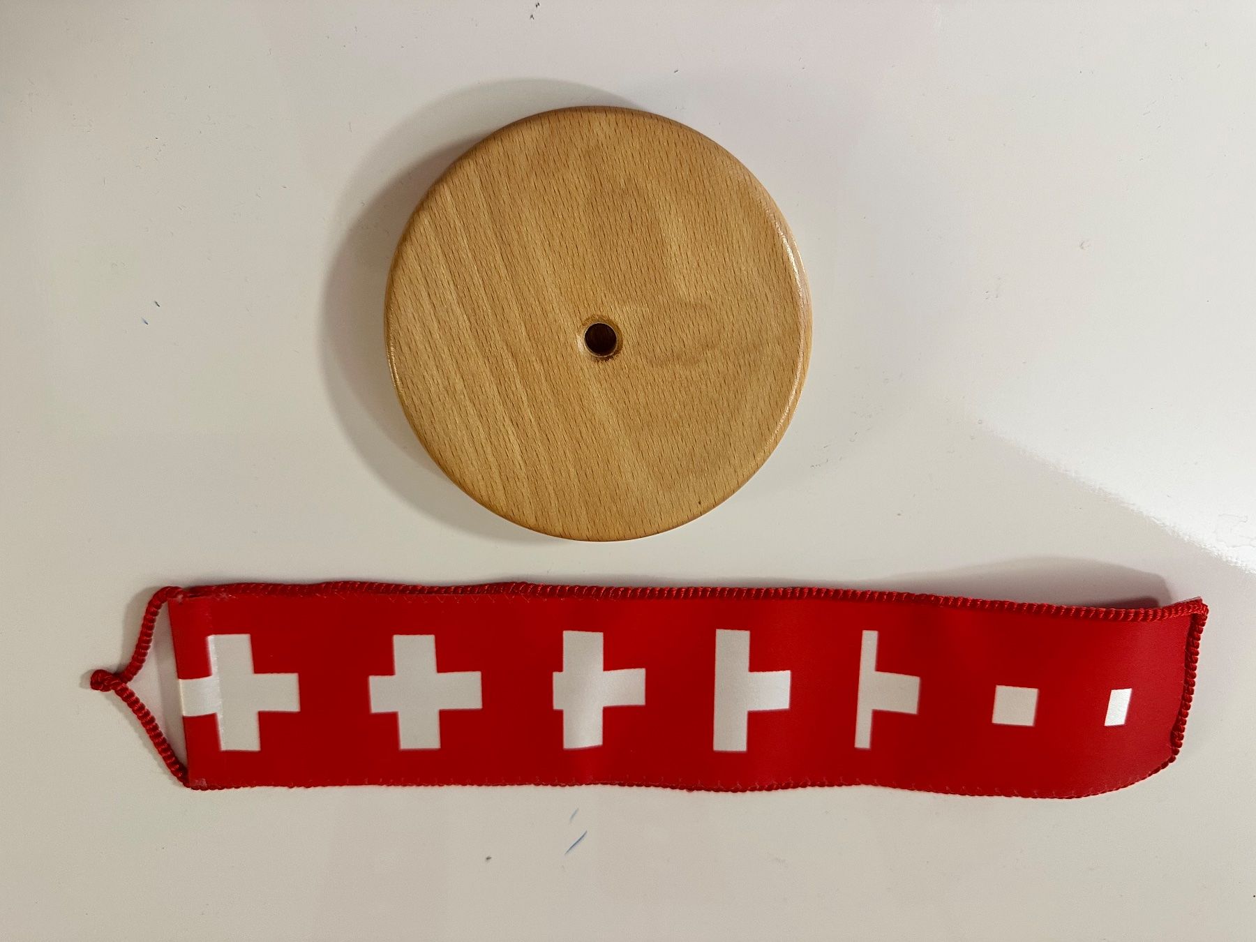 Tutte le decorazioni: Schweizer Wimpel Set 3 Stück mit Holzständer – Usato da Bülach venduto da Jubet 2