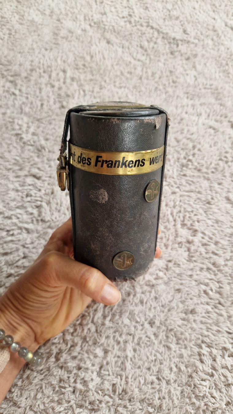Tirelires: Vintage Schweizer Spardose, Leder, mit Sprichwort  – D'occasion à Adlikon par bar_8stq 1