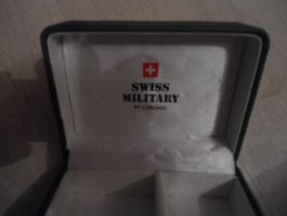 Uhrenbox Swiss Military grün Masse 14x11x6,5 cm
