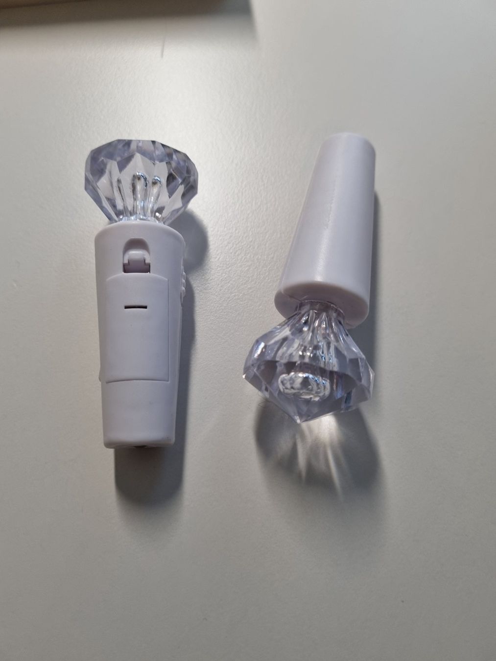 Lichterketten & Leisten: 2 LICHTER MIT KUNSTSTOFF DIAMANT FÜR FLASCHENHALS ODER DEKO – Neu und originalverpackt aus Zofingen von Felpa 1