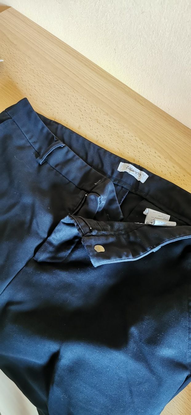 Pantaloni: Pantalons cigarettes noir – Usato da Tavannes venduto da shannonmeylan2003 2