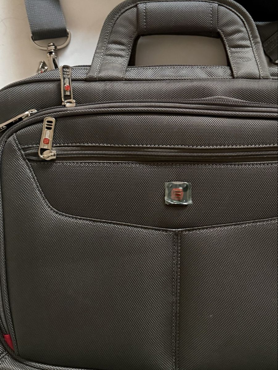 Valises & Sacs: Laptoptasche  grau  , nie gebraucht .  – Neuf (Voir description) à Biel/Bienne par Katja01112 2