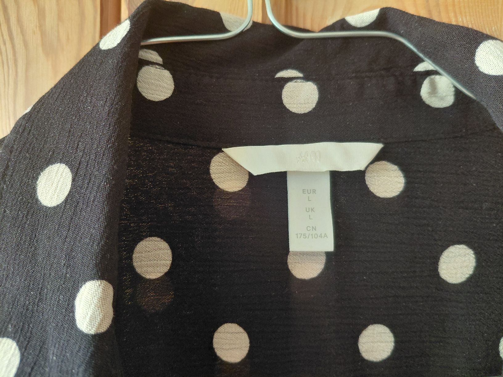 Blusen: H&M Bluse gepunktet – Gebraucht aus Winterthur von adventurenala 2