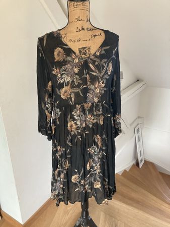 Kleid der Marke Nike, neu mit Etikett, grösse M