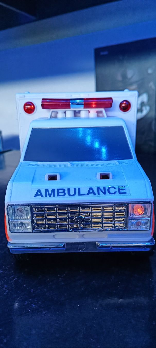 Voitures modèles: USA Ambulanz Modell ca 1:16 – Neuf avec emballage d'origine à Wila par HeikoL02 2
