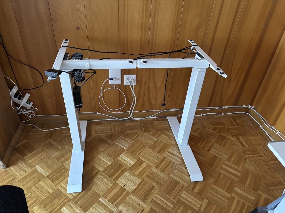 Bureaux: elektrisch verstellbares Pult – D'occasion à Zweisimmen par Fxshovel74 4