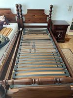 2 antike Bett mit Lattenrost und Nachttisch