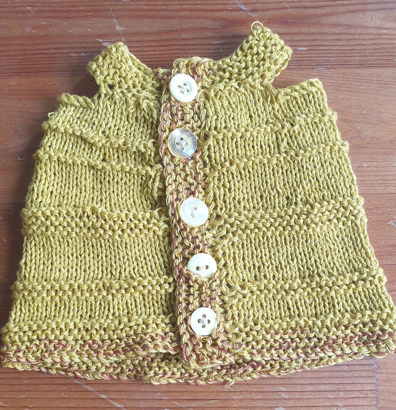 Bambole: Handgestricktes Kleidchen Gr. 30 cm – Nuovo e nell'imballaggio originale da Aesch BL venduto da Gold1Fisch2 3
