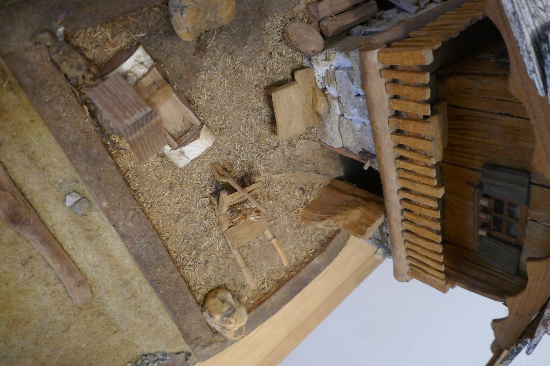 Articoli in legno: Schönes Holzhaus / Holzkrippe – Usato da Büsingen venduto da Scor88 7
