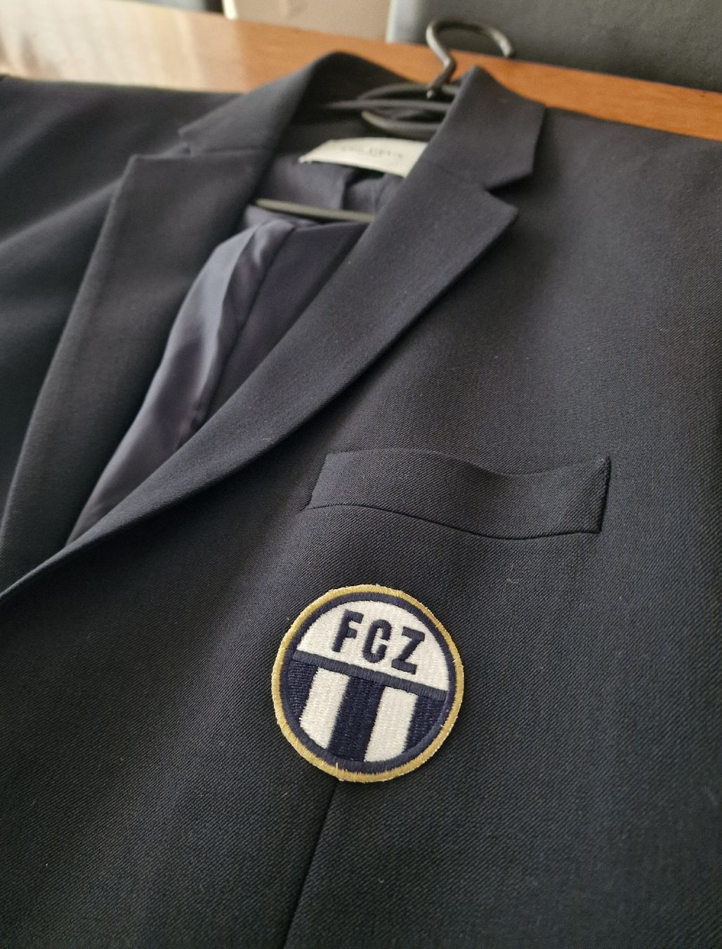 Completi: FCZ Blazer Grösse L – Usato da Bilten venduto da Ueli77